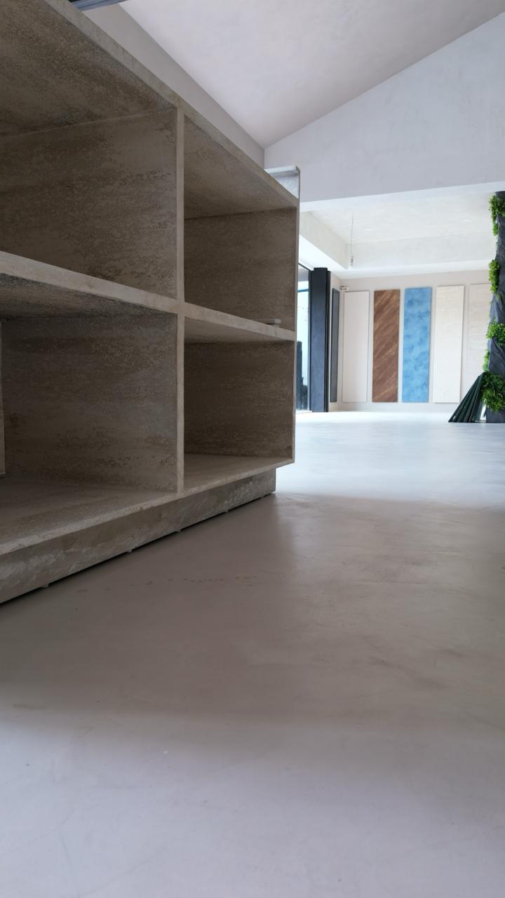 Texture samples and a microcement floor in the Pratta showroom